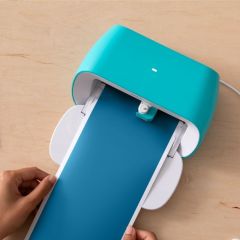 Cricut Joy Parti Paketi ( Makine + Alet Seti + Transfer Bandı 14x122cm + Kalıcı Vinil Folyo Parti Pembesi&Okyanus)